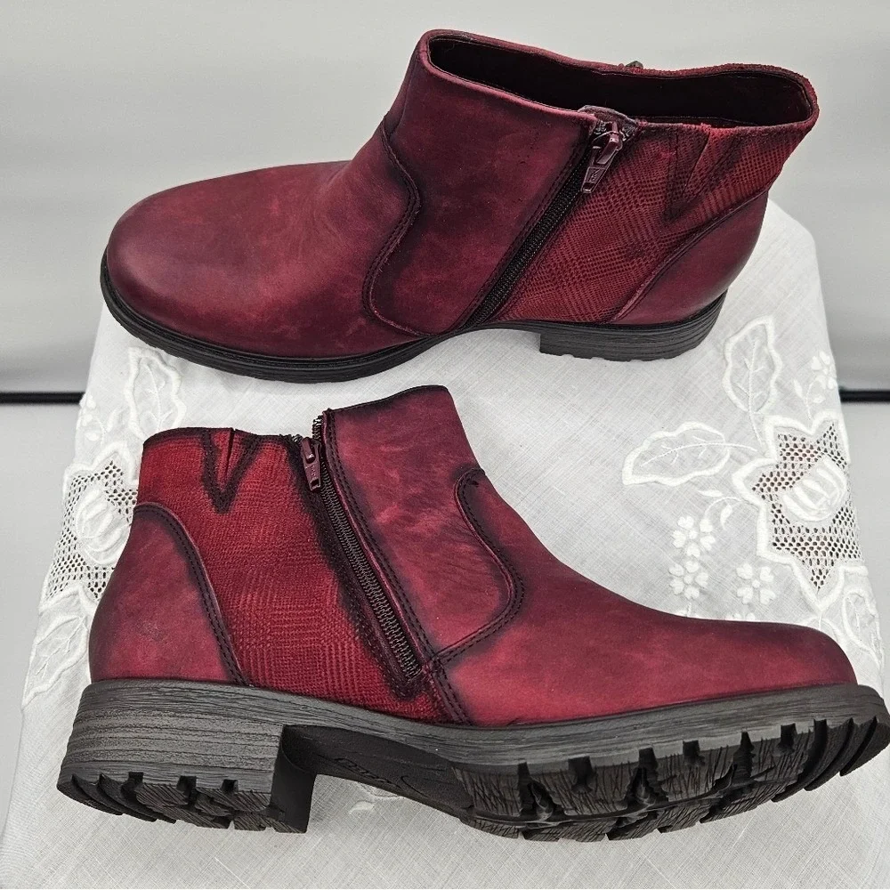 Earth Jordan Wine Distressed Leather Ankle‎ Boots Side Zip Plaid Lug Sole 9.5 D
